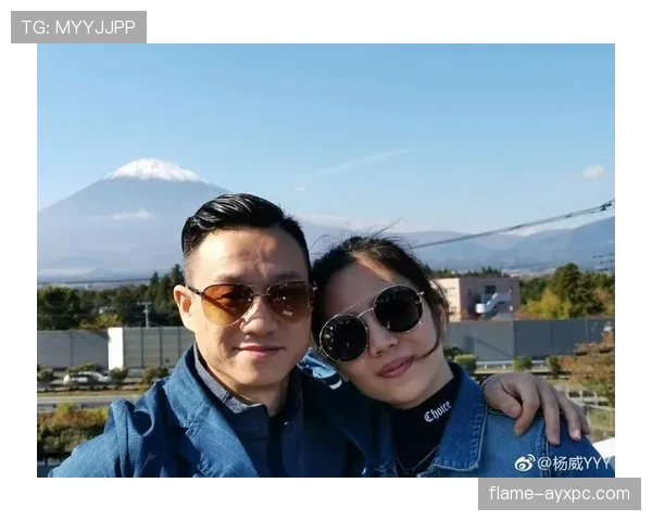 杨威看着像隔壁大叔,手机相册却全是头等舱和菜市场同框的照片